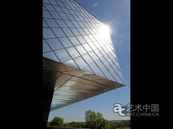 這個(gè)項(xiàng)目，是由超級(jí)建筑明星——包括理查德-羅杰斯（Richard Rogers）和霍普金斯建筑事務(wù)所（Hopkins Architects）設(shè)計(jì)的一批新醫(yī)院之一。