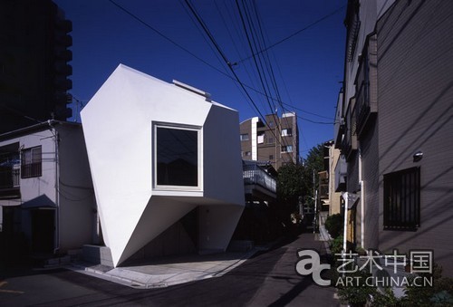 這個屋子名叫Reflection of Mineral，由團(tuán)隊Atelier Tekuto 設(shè)計。雖然外形復(fù)雜，但它的功用卻是設(shè)計為住家使用。線條簡單、自然、平靜是Reflection of Mineral 追求的風(fēng)格。多邊形的設(shè)計靈感，來自礦物(Mineral)和他們的反射效果(Reflection)。