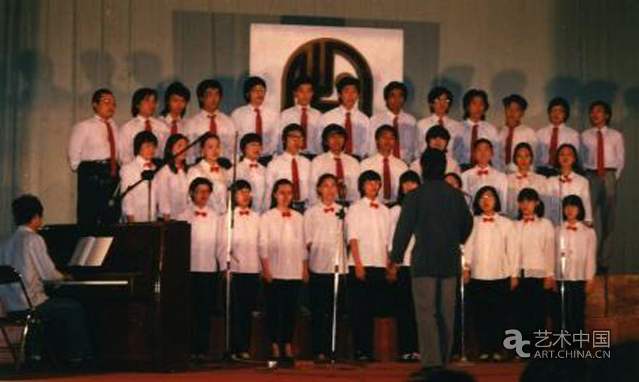 1988年5月，史論系1985級和1987級本科生參加學(xué)院紅五月賽歌會.jpg