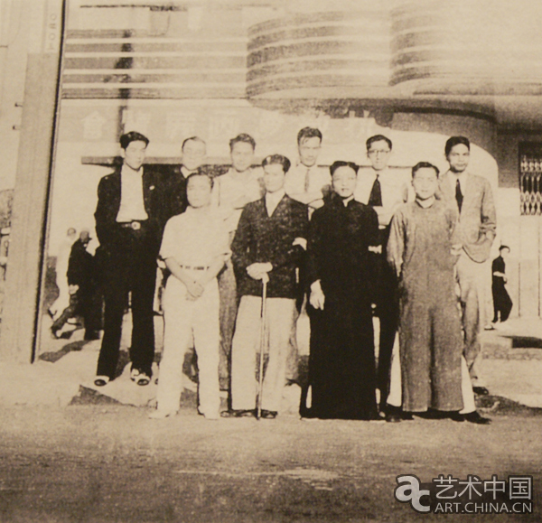 1937年在南京舉辦“抗敵愛國展覽會”前排左一為張仃