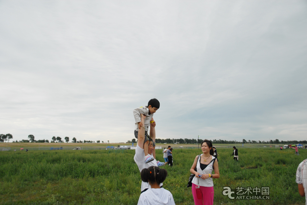 張北音樂節(jié)第二天，工作人員給主舞臺(tái)披雨棚